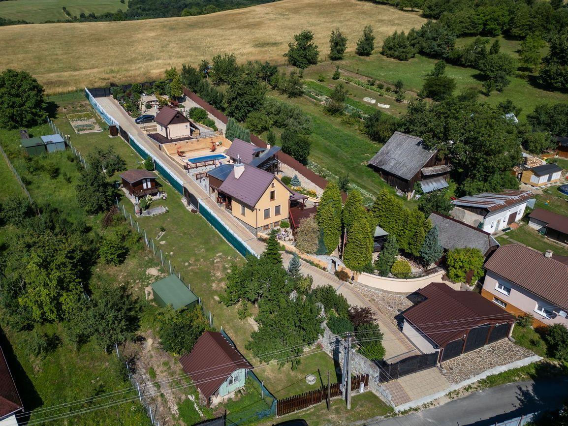 Celoročne obývateľná chata s bazénom a vlastným vodojemom v Závadke – vyšší štandard