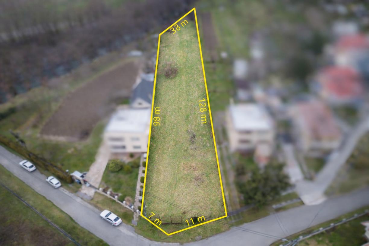 Pozemok pre rodinný dom 2035 m² v pokojnej časti Drienova