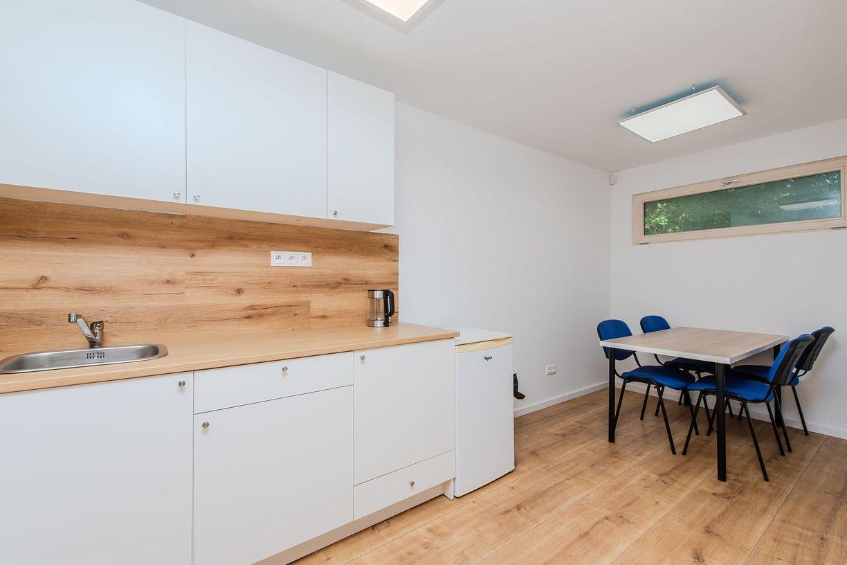 Na prenájom: Polyfunkčná modulová budova s 3 samostatnými bytmi v uzavretom a monitorovanom areáli (24/7)