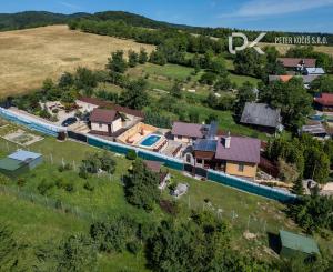 Celoročne obývateľná chata s bazénom a vlastným vodojemom v Závadke – vyšší štandard