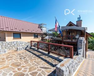 Celoročne obývateľná chata s bazénom a vlastným vodojemom v Závadke – vyšší štandard