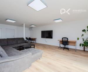 Polyfunkčná budova + 1000 m² pozemok v logistickej zóne – Ružinov (funkcia 302)