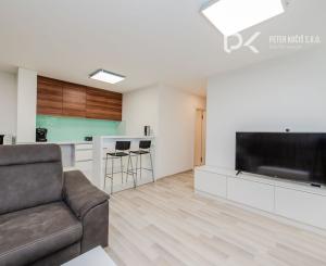 Polyfunkčná budova + 1000 m² pozemok v logistickej zóne – Ružinov (funkcia 302)