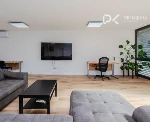 Na prenájom: Polyfunkčná modulová budova s 3 samostatnými bytmi v uzavretom a monitorovanom areáli (24/7)