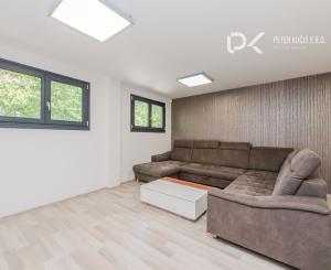 Na prenájom: Polyfunkčná modulová budova s 3 samostatnými bytmi v uzavretom a monitorovanom areáli (24/7)