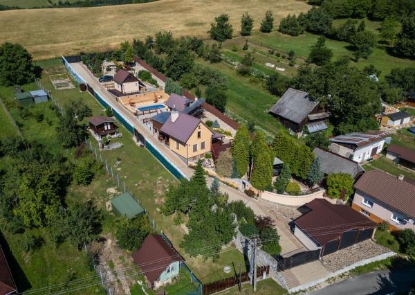 Celoročne obývateľná chata s bazénom a vlastným vodojemom v Závadke – vyšší štandard
