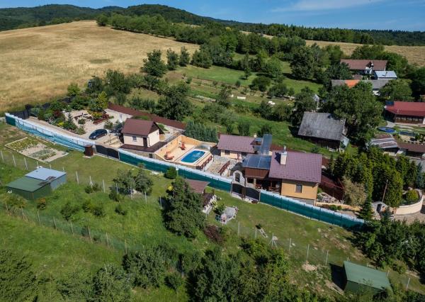 Celoročne obývateľná chata s bazénom a vlastným vodojemom v Závadke – vyšší štandard